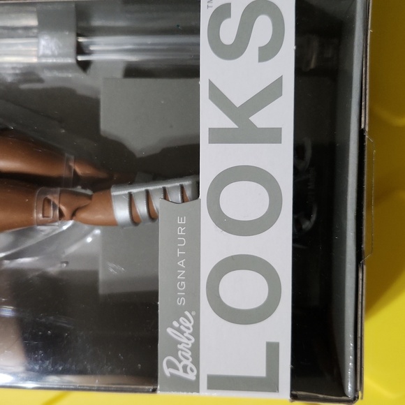 Barbie Signature Looks Doll in Glittering Silver Ensemble - Picture 3 of 7